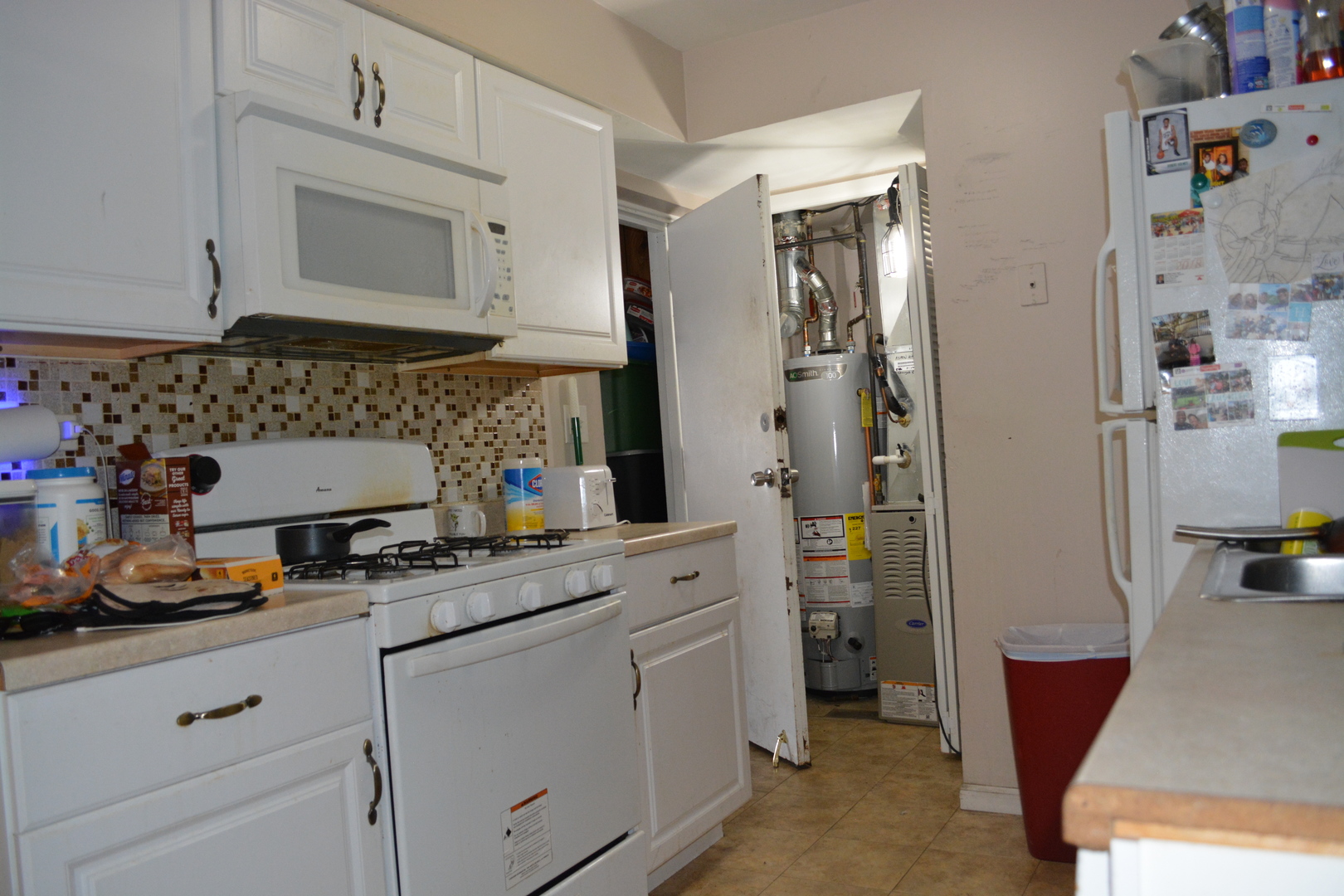 1319 Exeter Court Wheeling, IL 60090 - Photo 7 of 9 a kitchen with cabinets and appliances