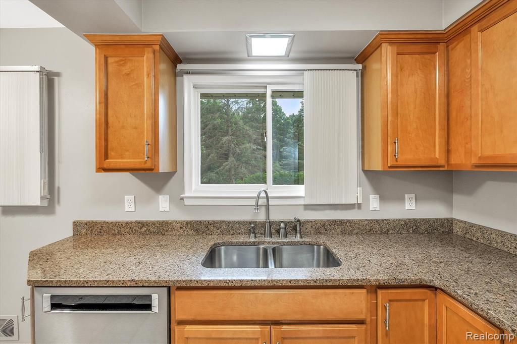 30540 Pear Ridge Farmington Hills, MI 48334 - Photo 11 of 66