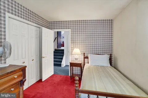 a view of livingroom with furniture