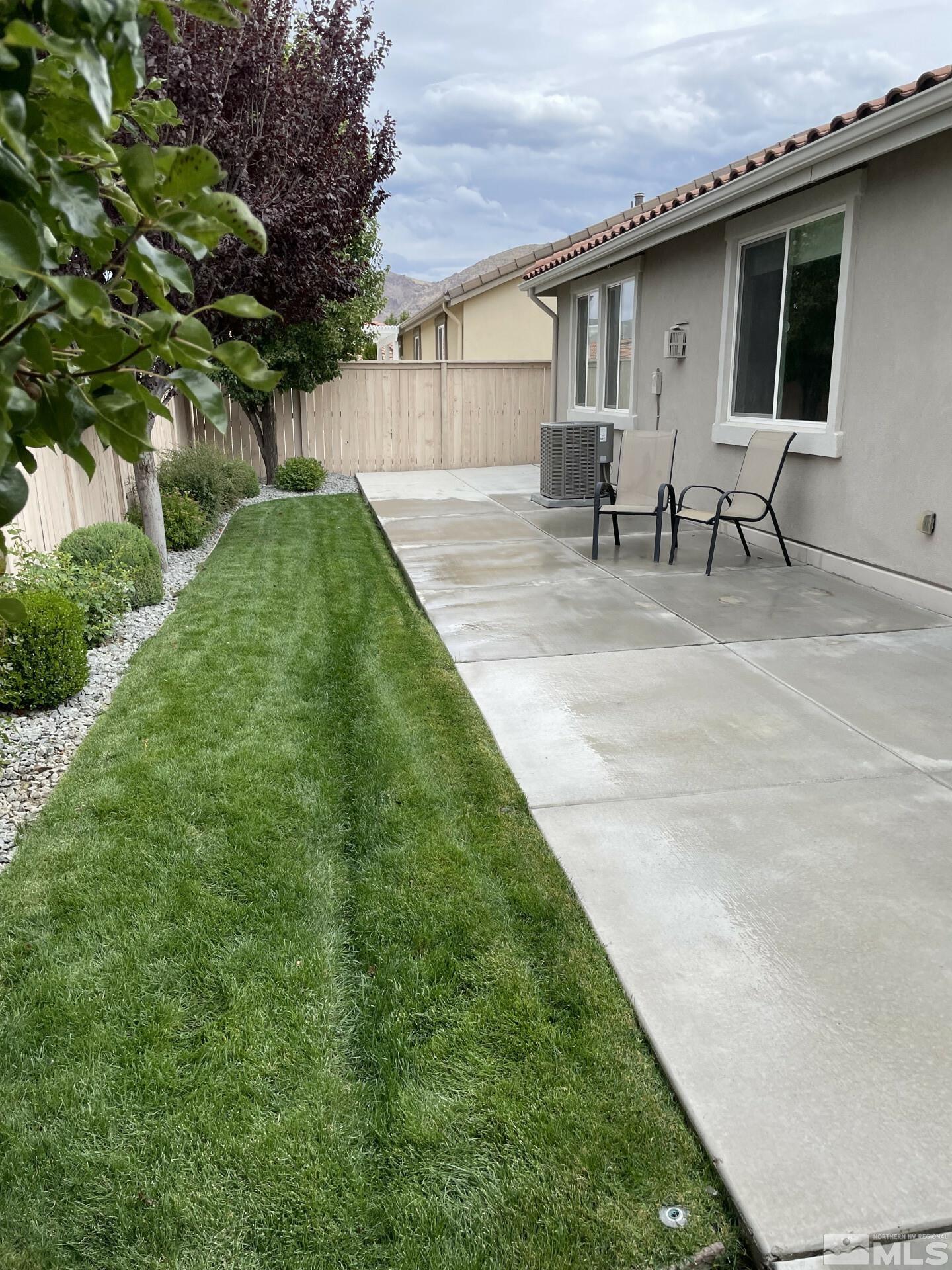 2087 Whitecliff Drive Reno, NV 89521 - Photo 29 of 33 a backyard of a house with table and chairs