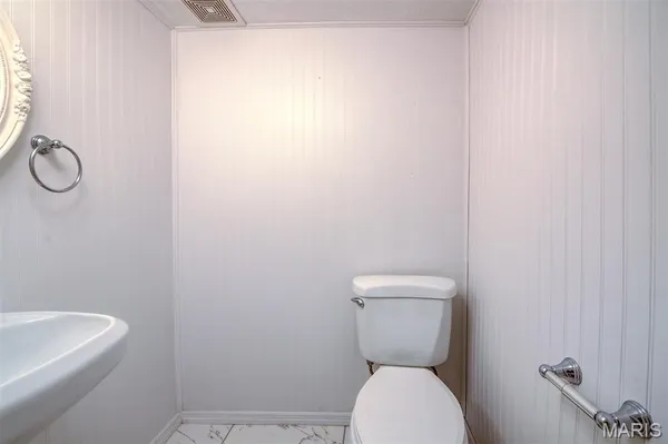 $219,900 | 1408 Whispering Creek Drive, Ballwin, MO 63021