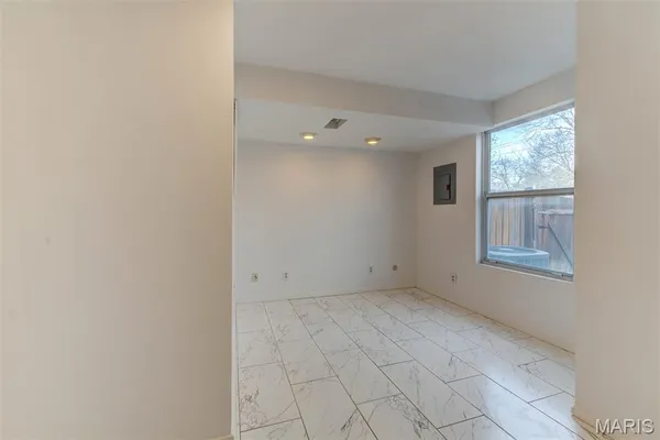 $219,900 | 1408 Whispering Creek Drive, Ballwin, MO 63021