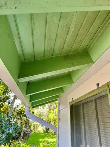 a view of a back yard