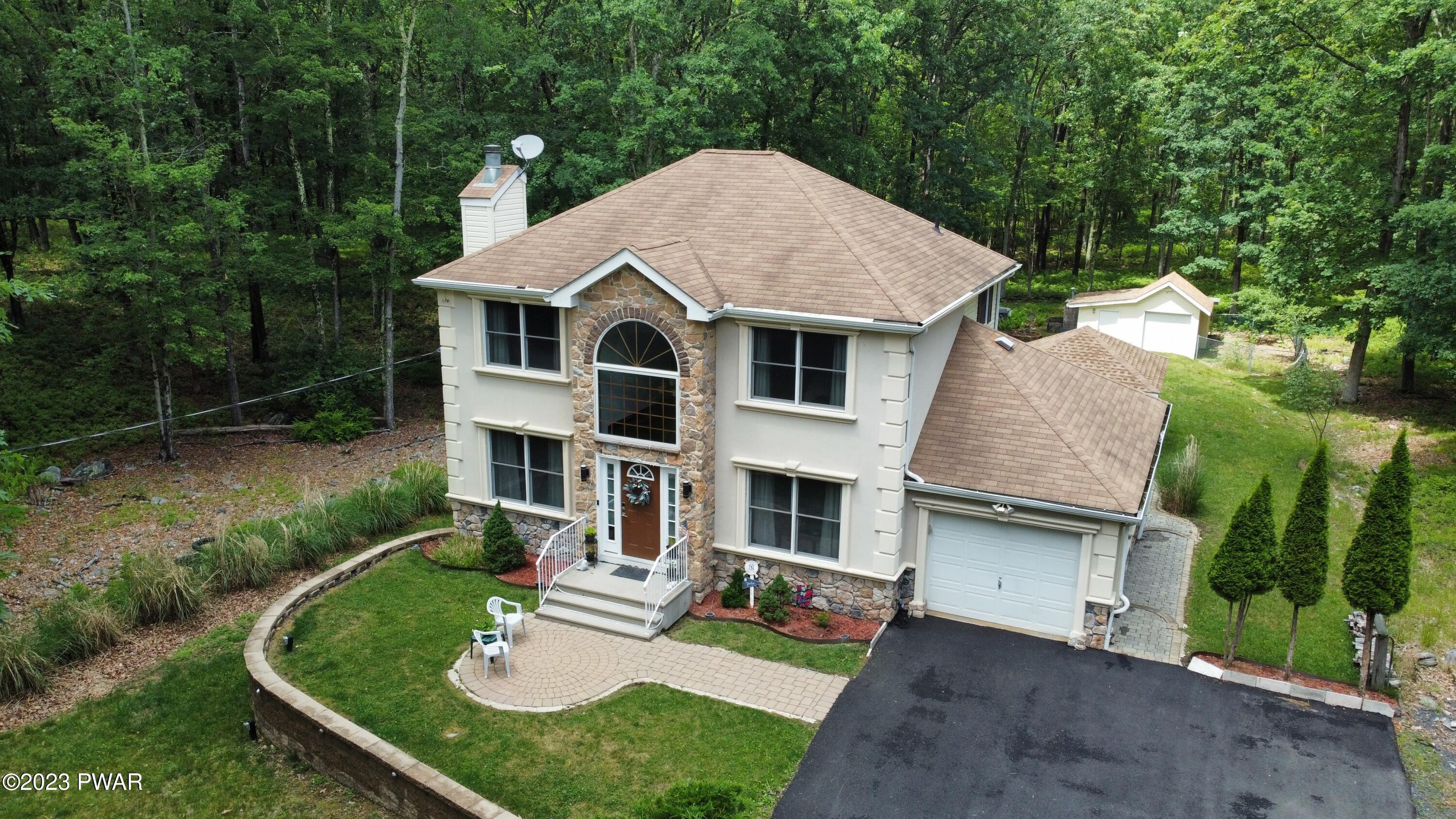 1529 Deer Run East Bushkill, PA 18324 - Photo 4 of 54