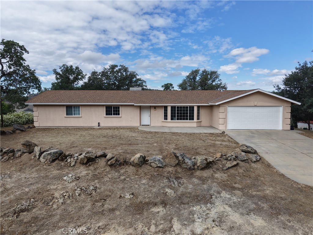 30142 Revis Road Coarsegold, CA 93614 - Photo 41 of 43 front view of a house with a yard