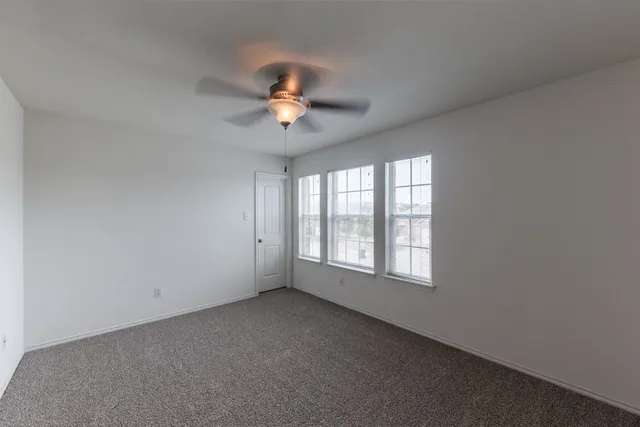 a view of empty room with a ceiling fan
