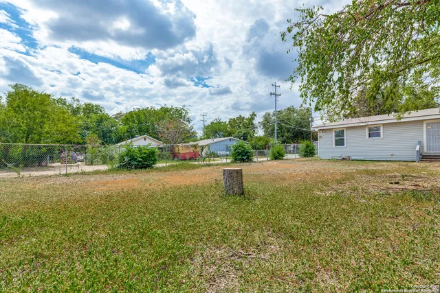 a view of back yard of the house