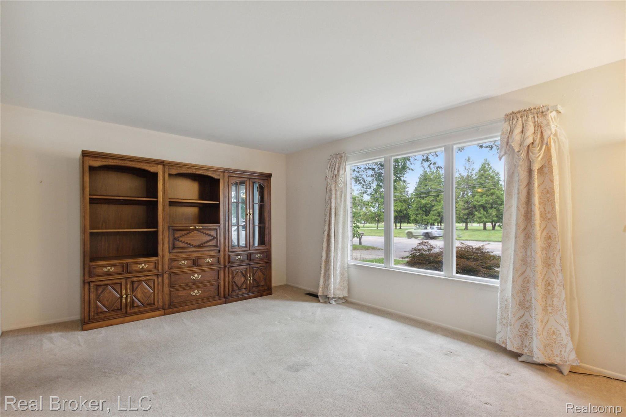 14559 Newburgh Road Livonia, MI 48154 - Photo 9 of 45 Gallery Image 9