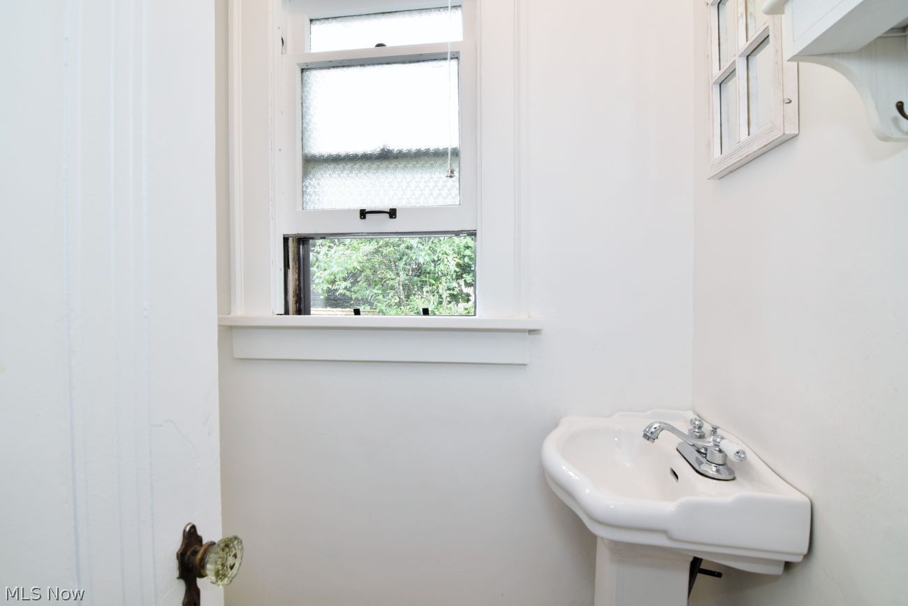 3549 Cedarbrook Road University Heights, OH 44118 - Photo 21 of 47 Half Bath