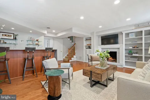 $1,249,500 | 917 Crestwood Drive, Alexandria, VA 22302