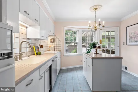 $1,249,500 | 917 Crestwood Drive, Alexandria, VA 22302