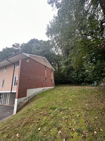 a view of a backyard