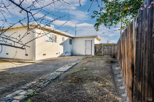 a view of a backyard