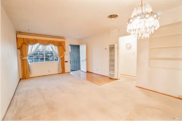 a view of empty room with window