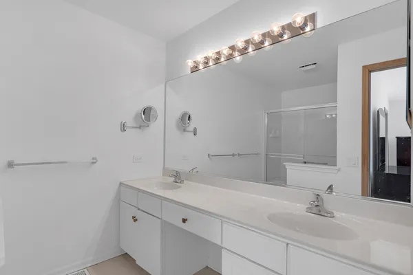 $349,999 | 377 Locksley Drive, Streamwood, IL 60107