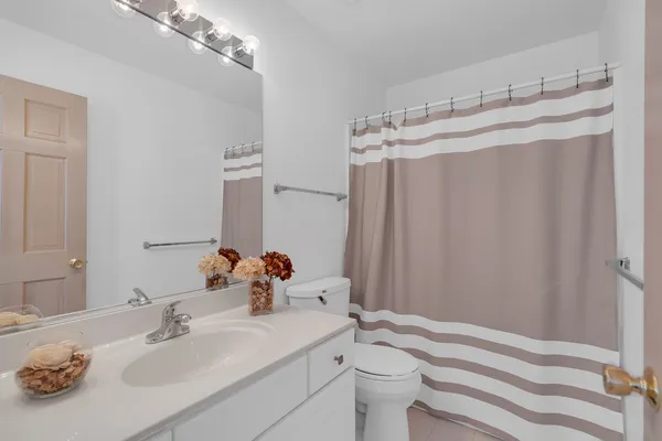 $349,999 | 377 Locksley Drive, Streamwood, IL 60107