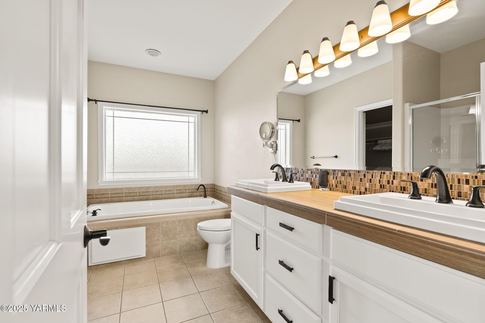 9150 Occidental Road, Unit 8 Yakima, WA 98903 - Photo 16 of 41 Soaking tub and dual vanities in primary