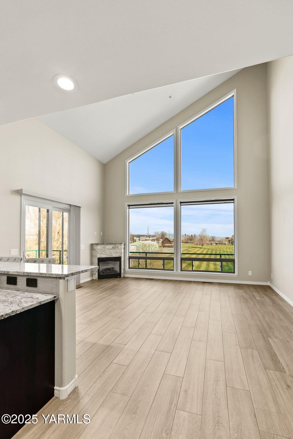 9150 Occidental Road, Unit 8 Yakima, WA 98903 - Photo 2 of 41 Floor to ceiling windows