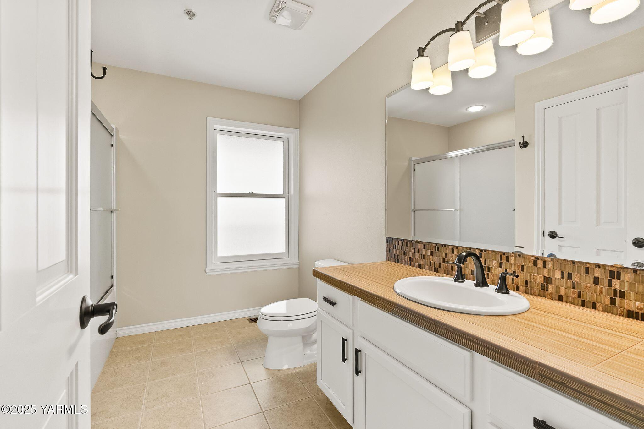 9150 Occidental Road, Unit 8 Yakima, WA 98903 - Photo 22 of 41 Bright and light main bathroom