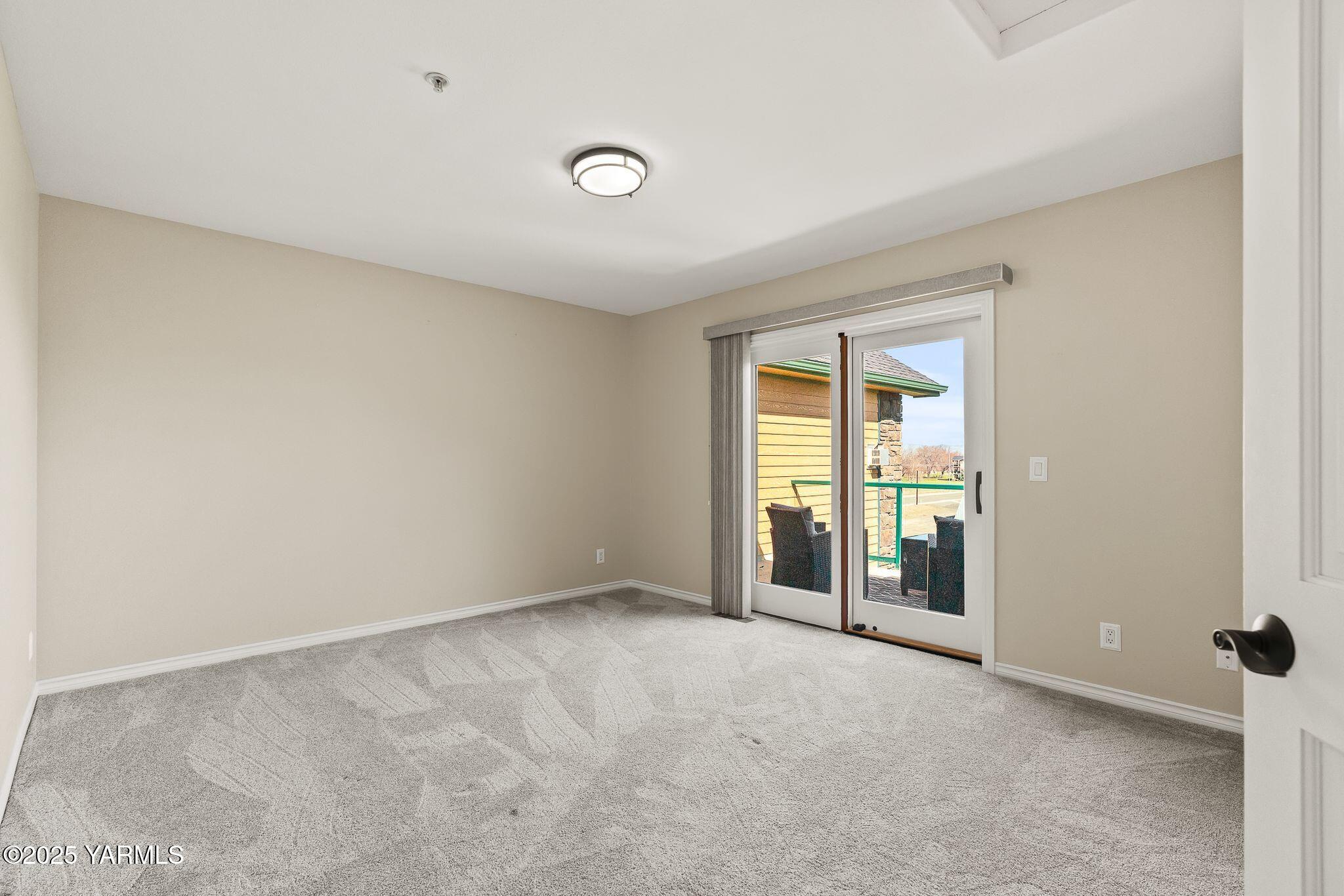 9150 Occidental Road, Unit 8 Yakima, WA 98903 - Photo 24 of 41 Light filled bedroom 2