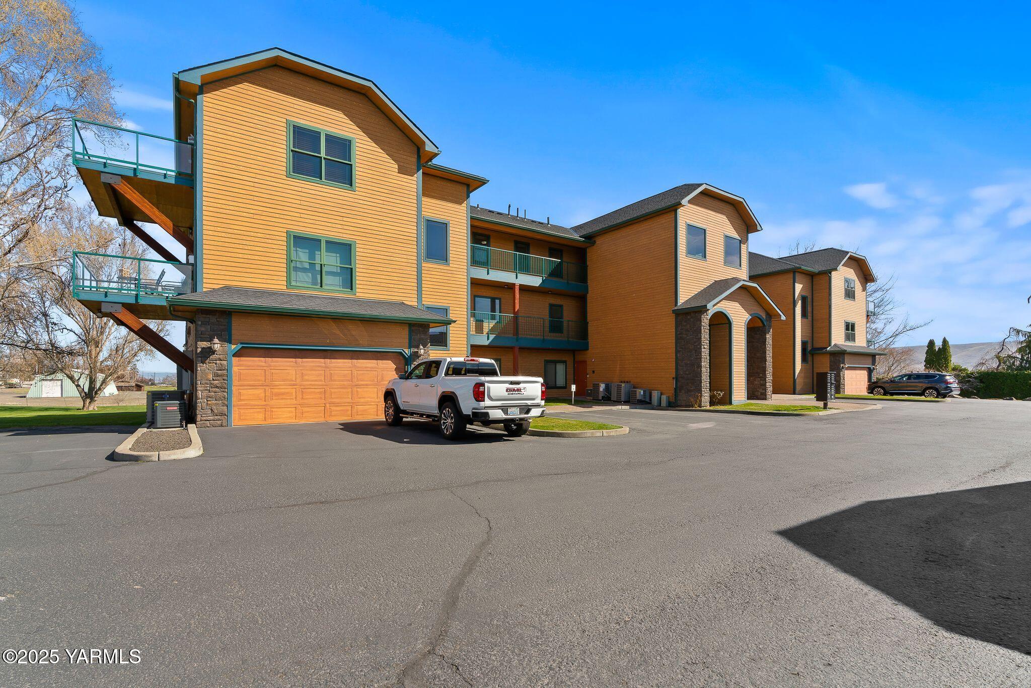 9150 Occidental Road, Unit 8 Yakima, WA 98903 - Photo 32 of 41 Perfect lock and leave lifestyle