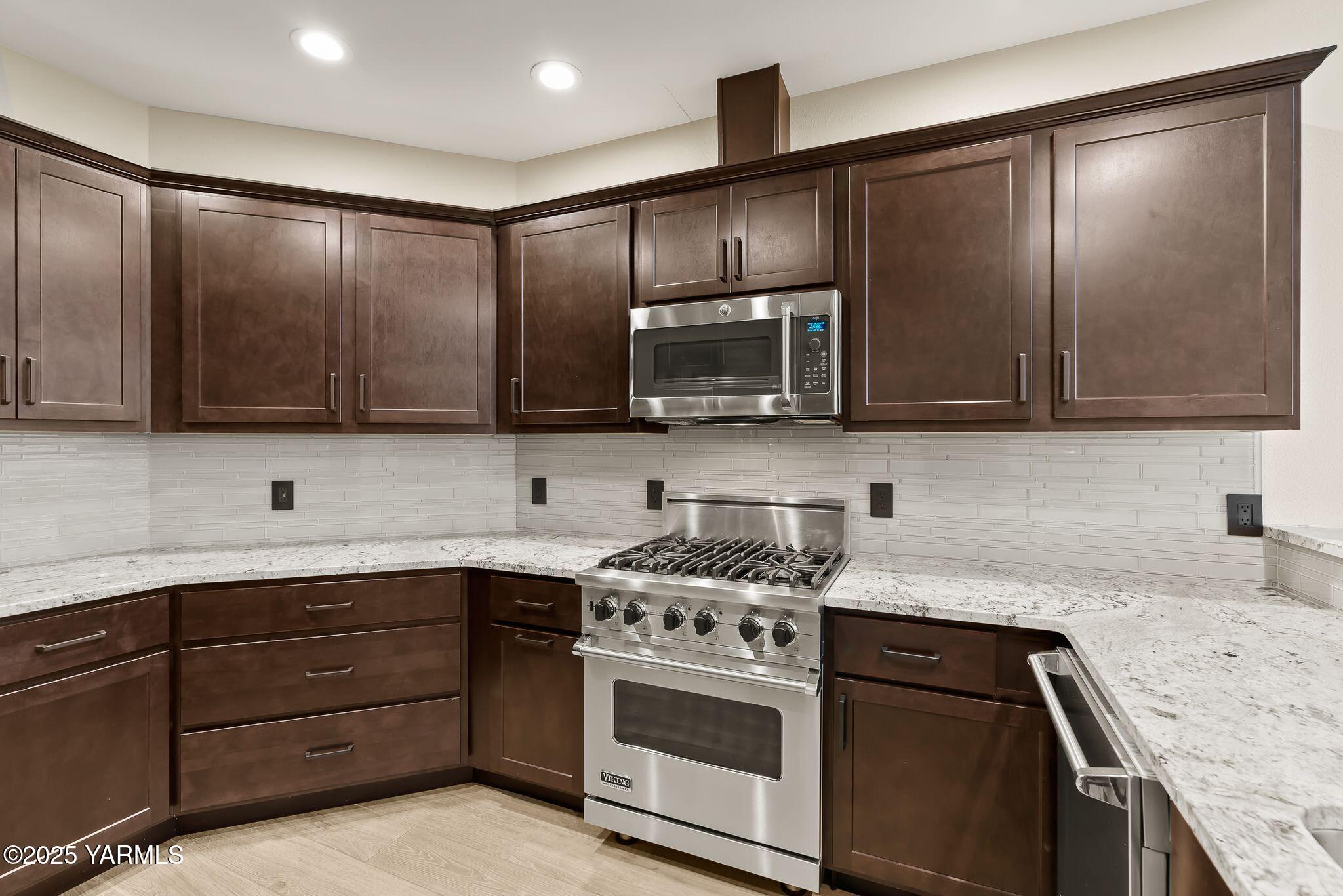 9150 Occidental Road, Unit 8 Yakima, WA 98903 - Photo 5 of 41 Generous workspaces