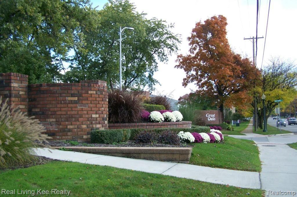 971 Great Oaks Boulevard Rochester, MI 48307 - Photo 27 of 28 100_6892.jpg