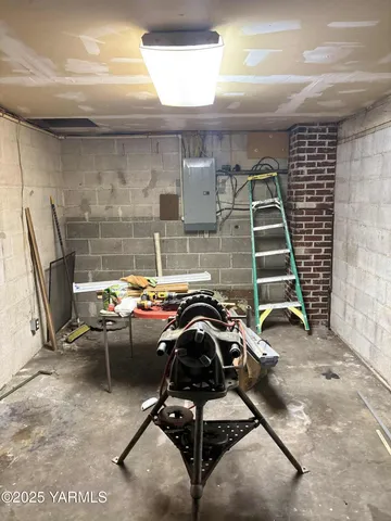 a view of front of house with a yard