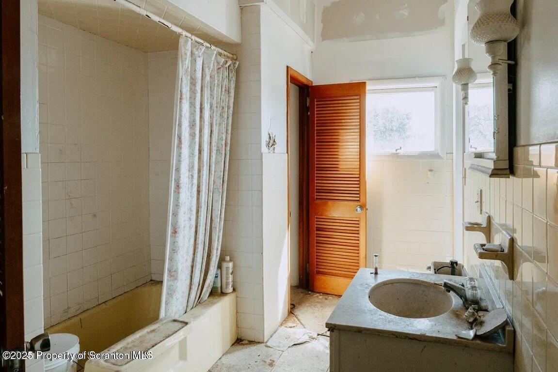 1021 Richmont Street Scranton, PA 18509 - Photo 16 of 42 a bathroom with a tub sink and mirror