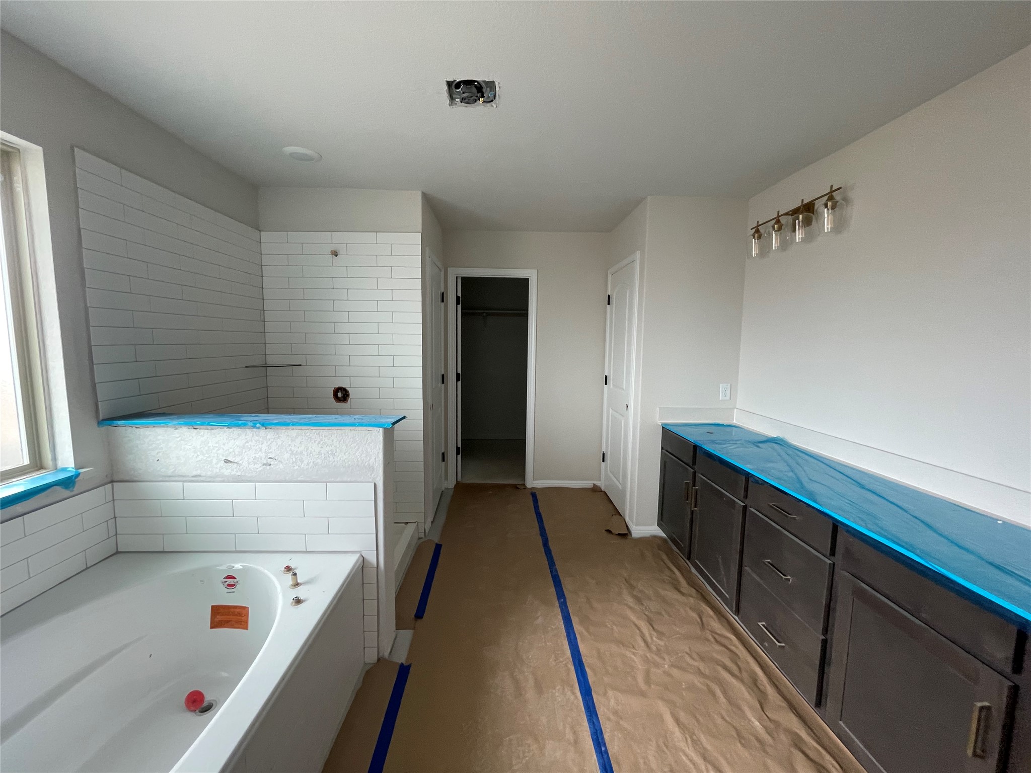 601 Palo Brea Loop Hutto, TX 78634 - Photo 24 of 39 a bathroom with a bathtub and a sink