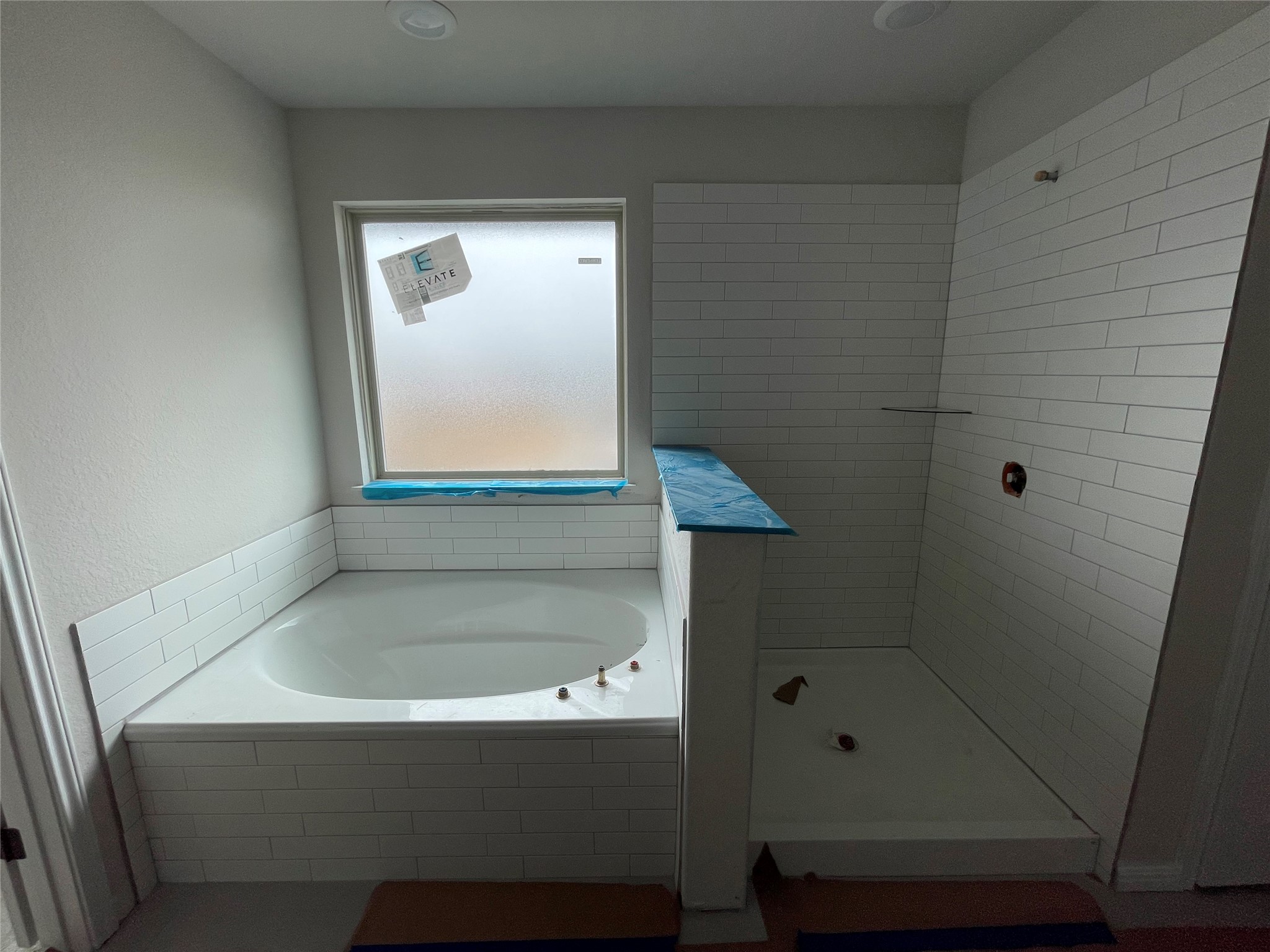 601 Palo Brea Loop Hutto, TX 78634 - Photo 26 of 39 a bathroom with a bathtub