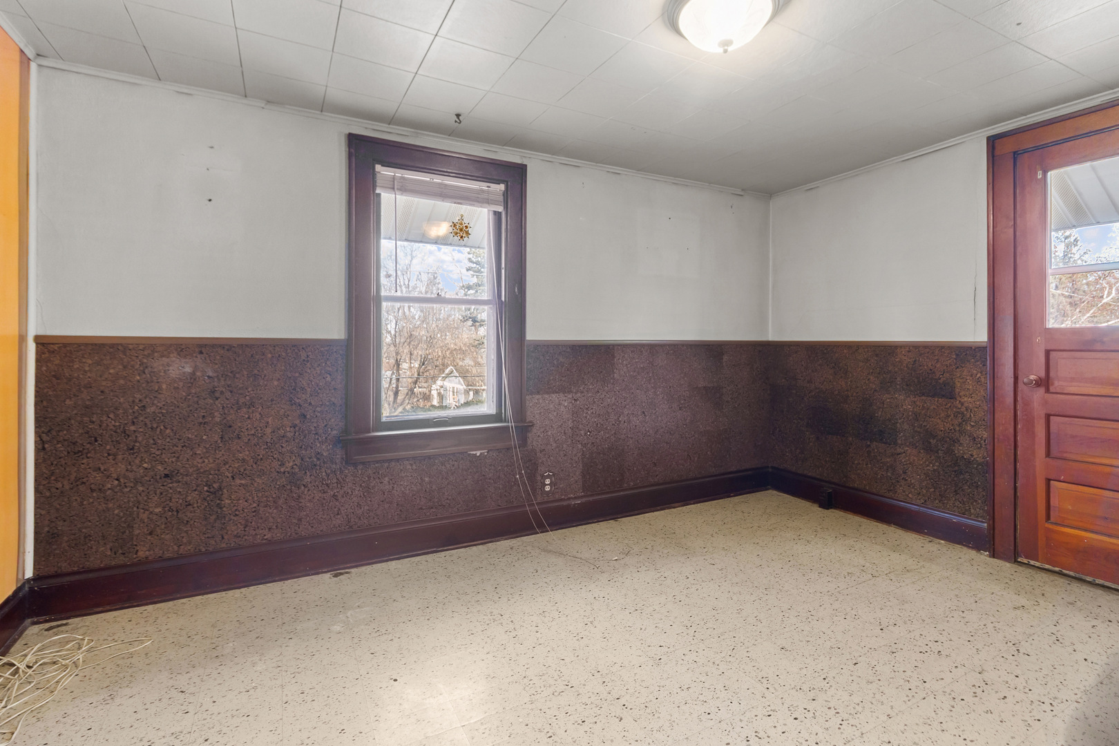 607 West Burbank Street Harvard, IL 60033 - Photo 15 of 22 an empty room with windows