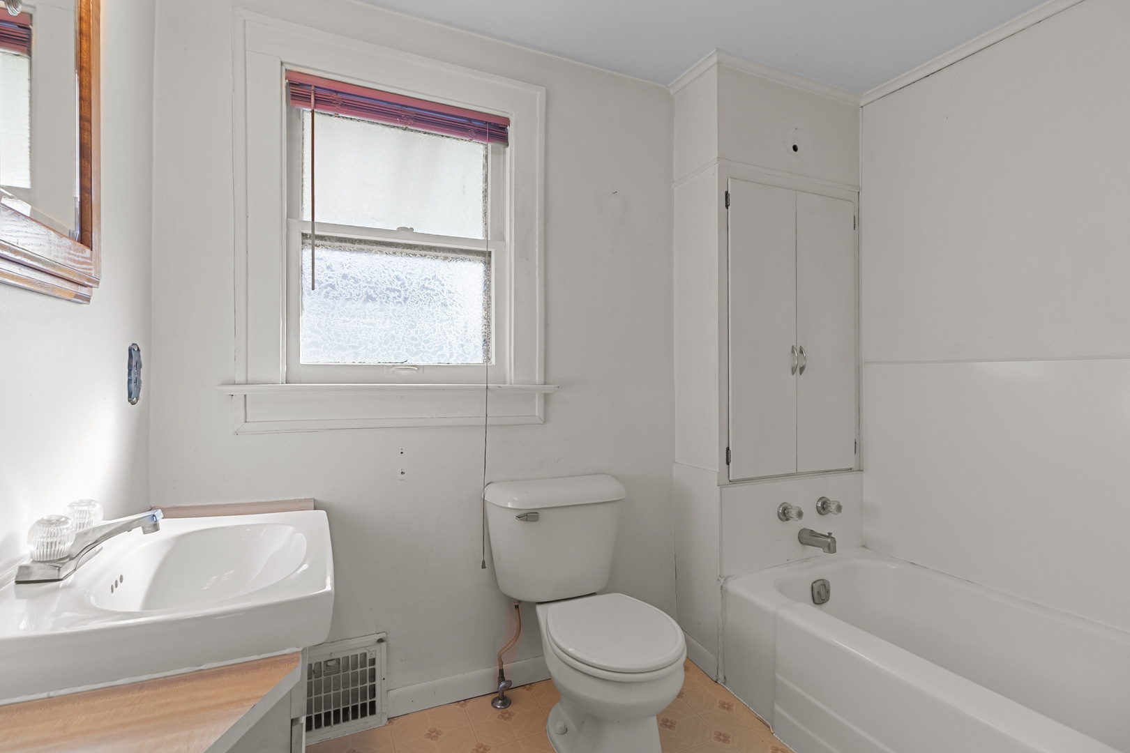 607 West Burbank Street Harvard, IL 60033 - Photo 16 of 22 a bathroom with a toilet sink and bathtub