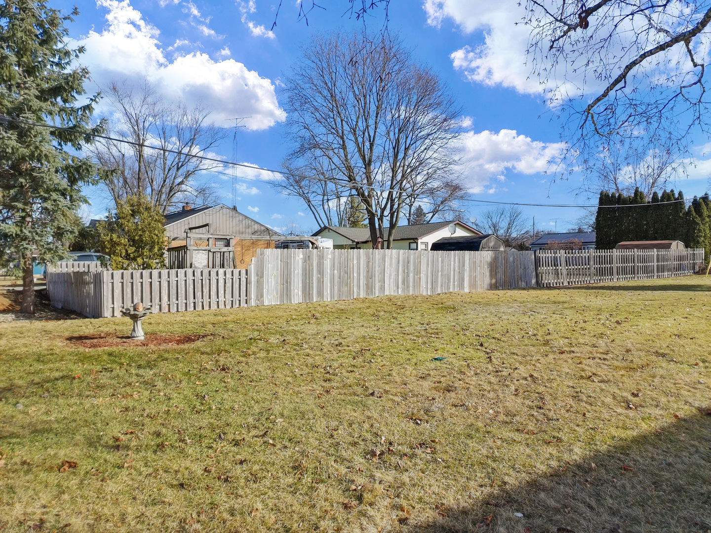607 West Burbank Street Harvard, IL 60033 - Photo 17 of 22 a backyard of a house