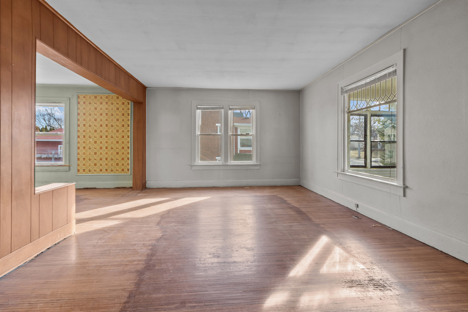 607 West Burbank Street Harvard, IL 60033 - Photo 6 of 22 an empty room with windows and closet