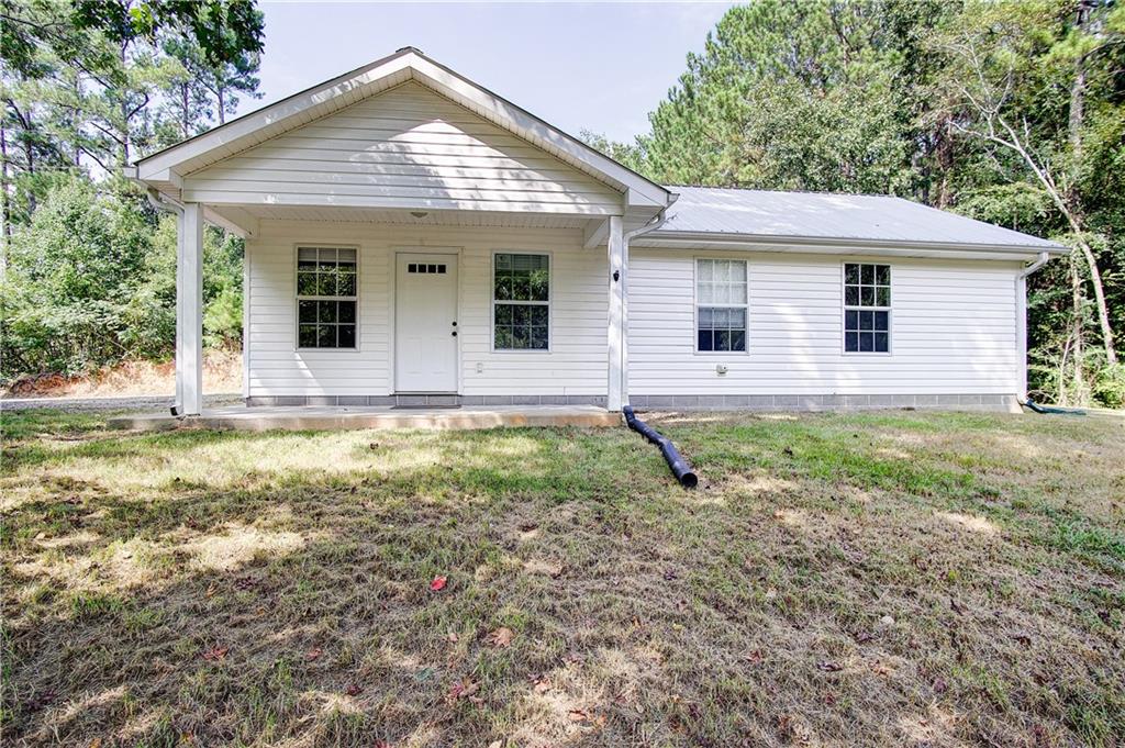 a view of a house with backyard and garden
