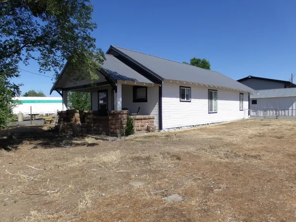 $560,000 | 411 Southeast Evergreen Avenue, Redmond, OR 97756