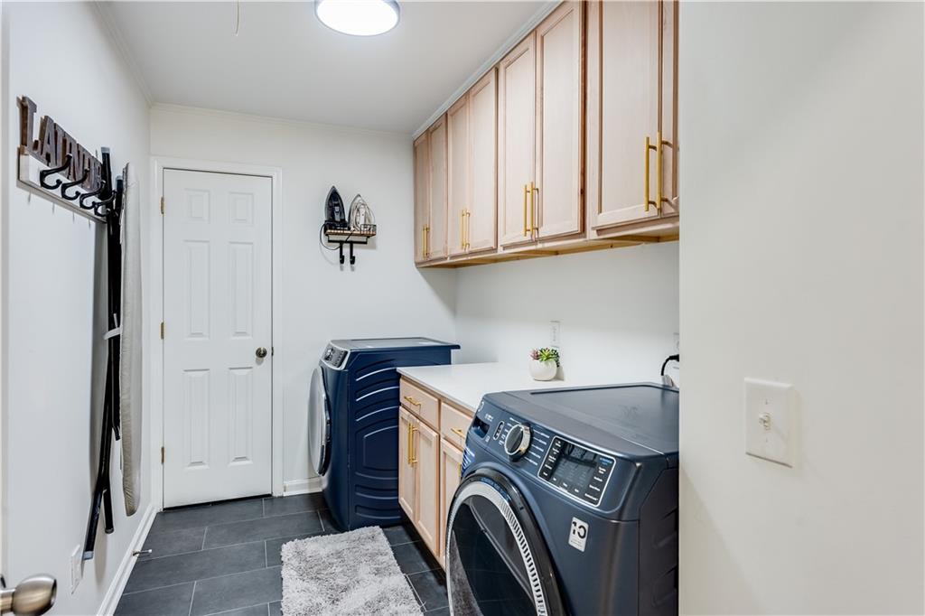 3135 Esplanade Circle Southwest Atlanta, GA 30311 - Photo 31 of 69 a utility room with dryer and washer