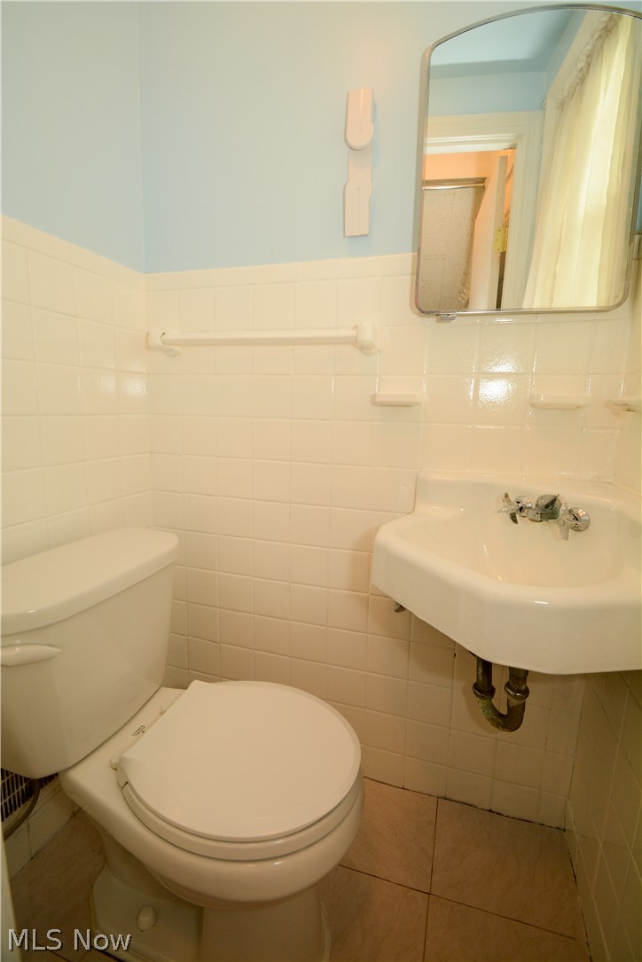 2623 Milton Road Cleveland, OH 44118 - Photo 14 of 35