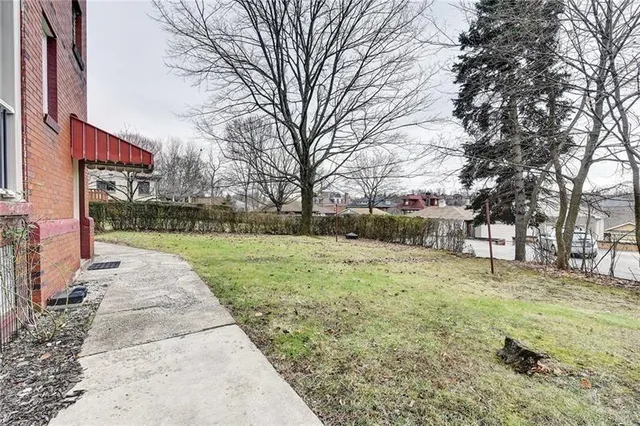 a view of a yard with a house