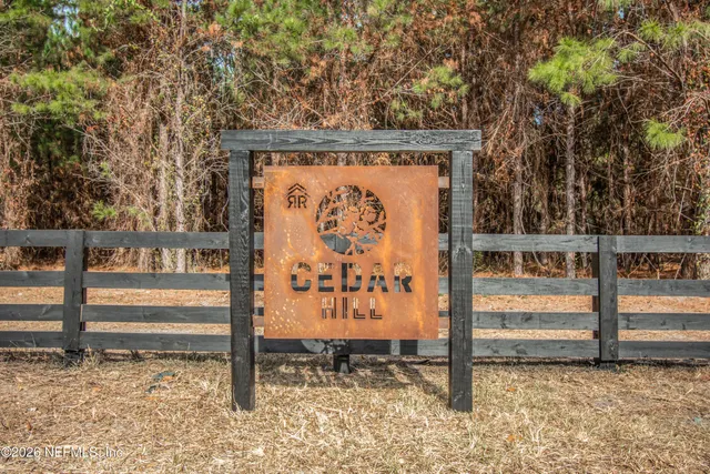 a view of a entrance gate of the house