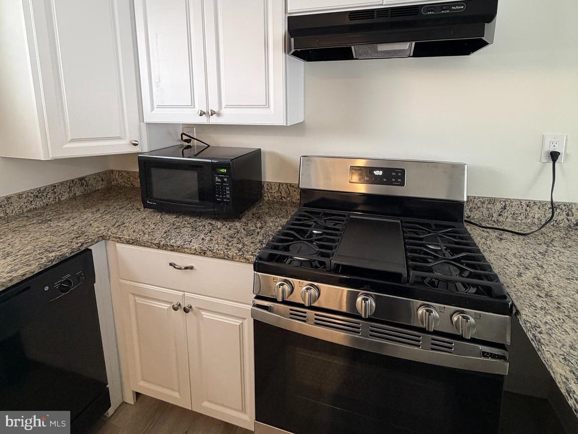 5485 Harpers Farm Road, Unit L3 Columbia, MD 21044 - Photo 8 of 24 a stove top oven sitting inside of a kitchen