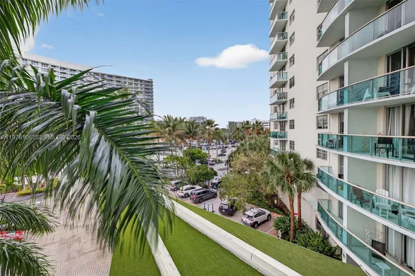 $2,700 | 3801 South Ocean Drive, Unit 4R, Hollywood, FL 33019
