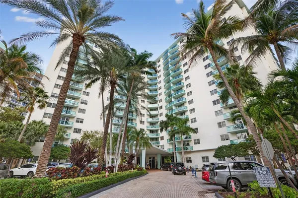 $2,700 | 3801 South Ocean Drive, Unit 4R, Hollywood, FL 33019