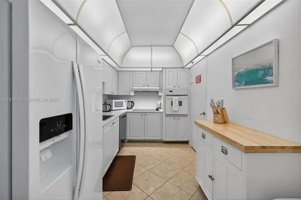 $2,700 | 3801 South Ocean Drive, Unit 4R, Hollywood, FL 33019