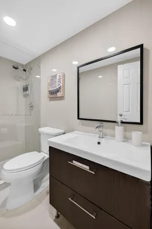 $2,700 | 3801 South Ocean Drive, Unit 4R, Hollywood, FL 33019