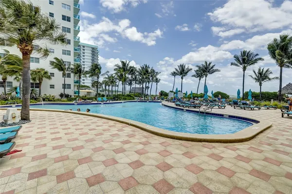 $2,700 | 3801 South Ocean Drive, Unit 4R, Hollywood, FL 33019