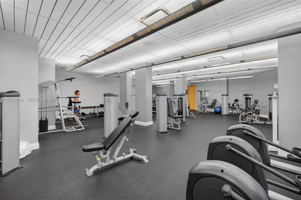 $2,700 | 3801 South Ocean Drive, Unit 4R, Hollywood, FL 33019