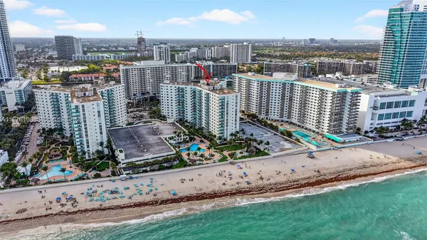 $2,700 | 3801 South Ocean Drive, Unit 4R, Hollywood, FL 33019