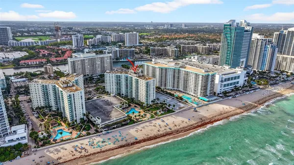 $2,700 | 3801 South Ocean Drive, Unit 4R, Hollywood, FL 33019